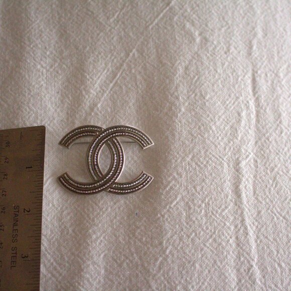 *NEW* CHANEL BROOCH - Picture 7 of 7